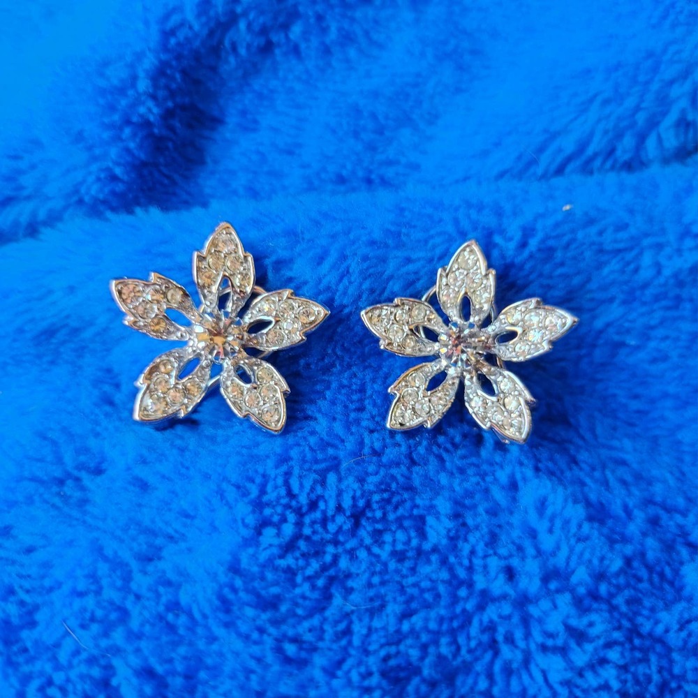 Vintage Silver Toned Clear Glass Rhinestone Flower Clip On Earrings